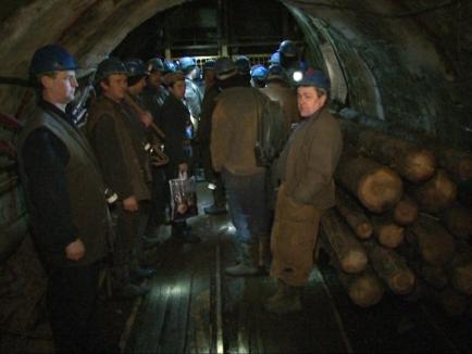 Prefectul Gavrilă Ghilea discută cu minerii blocaţi în subteran